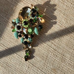Elegant Gold and Green Brooch